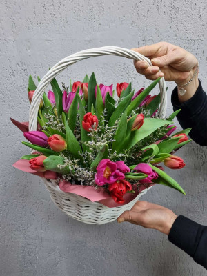 Изображение Корзина с тюльпанами-весна