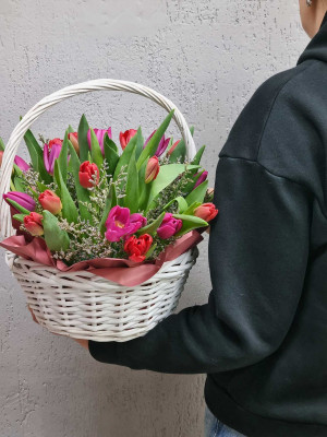 Букет «Корзина с тюльпанами»