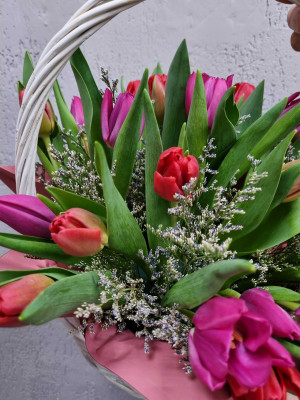 Букет «Корзина с тюльпанами»